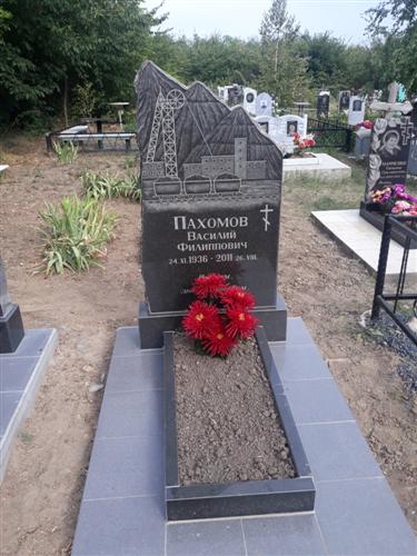 Надгробие из гранита с серым крестом фото